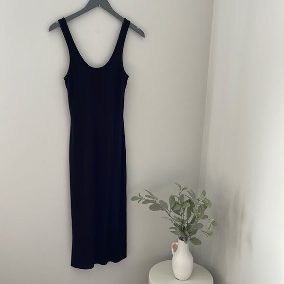 Chelsea28 Dresses & Skirts - NWOT Chelsea28 Black Ribbed FITTED Midi Dress. Size Small